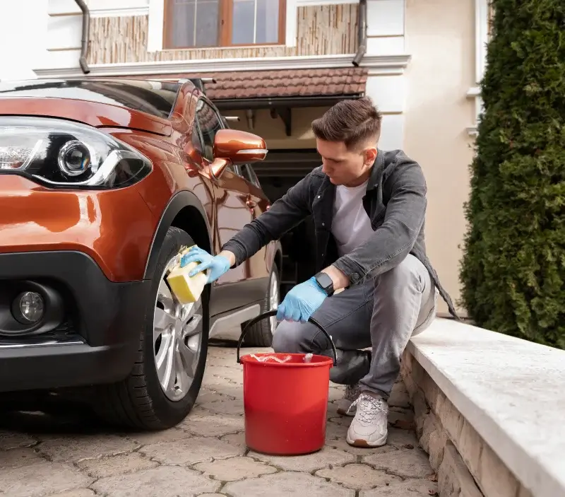 Lavage auto à domicile Pray : professionnel intervenant sur un véhicule